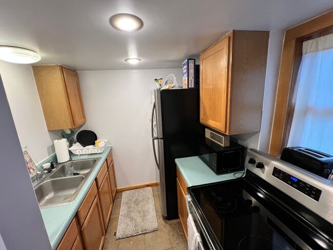 Building Photo - Updated 1 Bedroom Apartment – ½ Block from...