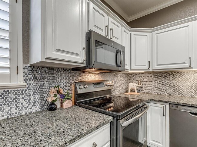 Building Photo - 6162 N Brookline Ave