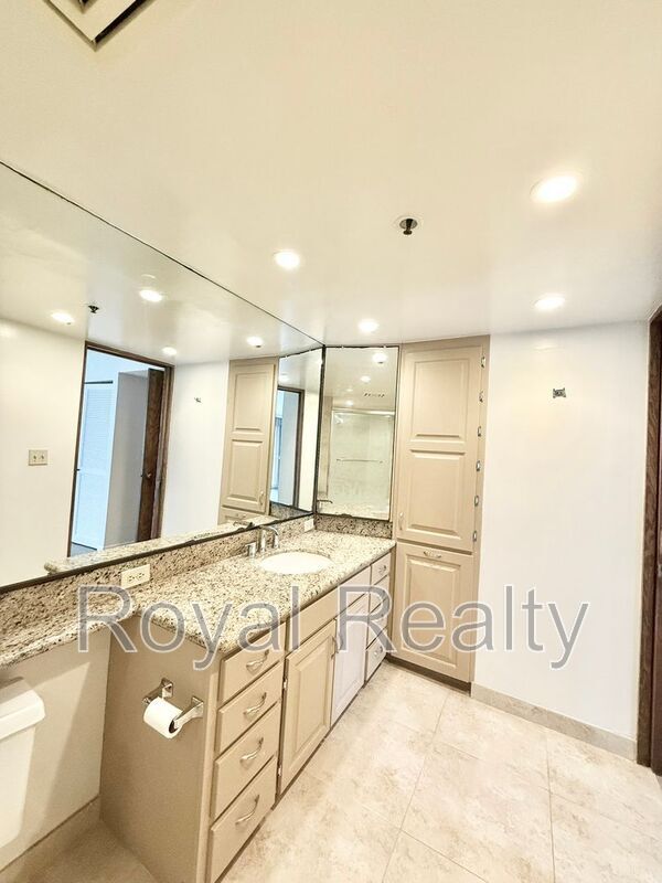 Building Photo - 555 Hahaione St