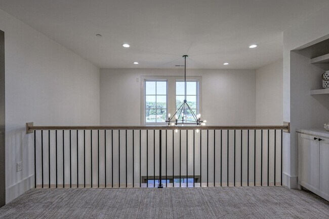 Building Photo - 1025 Southwalk Dr