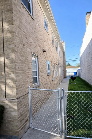 Building Photo - 5916 W Montrose Ave