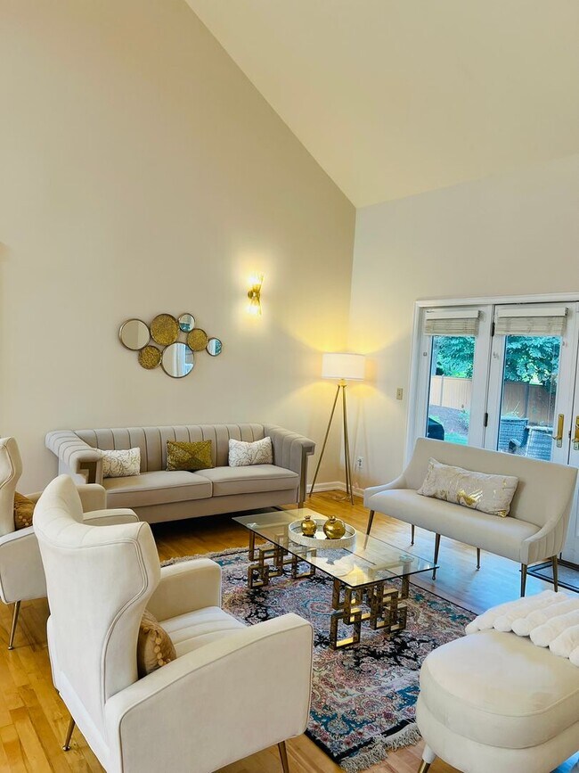 Building Photo - Beautiful and Spacious 3BD + Den