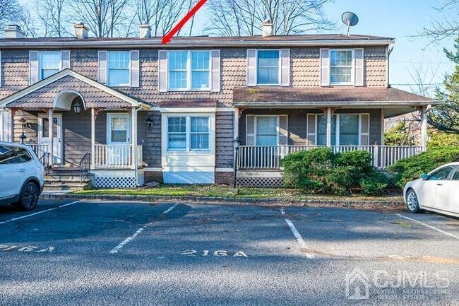 Building Photo - 216 E 7th St