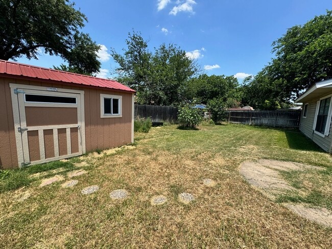 Building Photo - Ready For Move In! Roomy 2 bedroom 1 bath ...