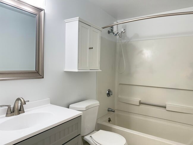 Building Photo - 4 Churchill Ct