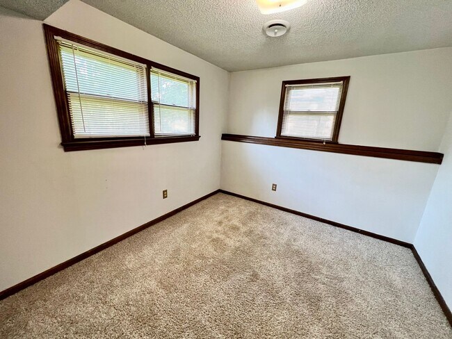 Building Photo - 4 Bedroom, 3 Bath walking distance to Amanda Arnold Elementary!