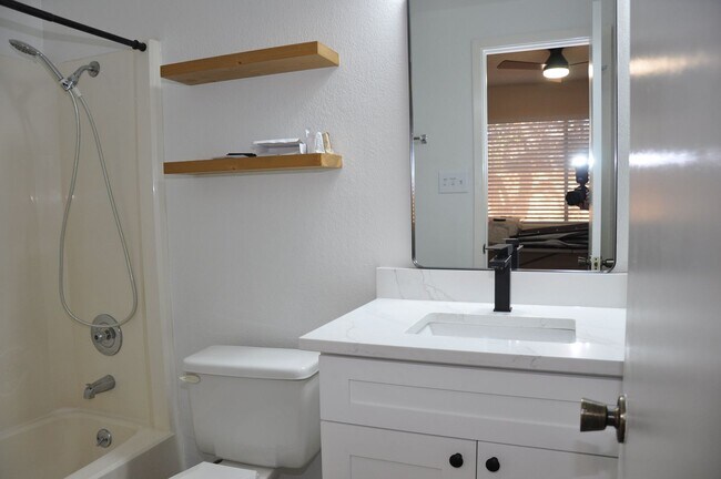 Building Photo - 3 Bedroom 2 Bath Duplex in Heart of Leander