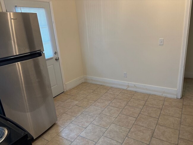 Building Photo - Very Cozy!