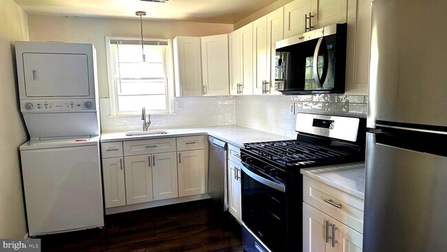 Building Photo - 257 Evergreen Ave