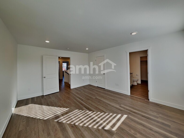 Building Photo - 4720 85th Dr NE