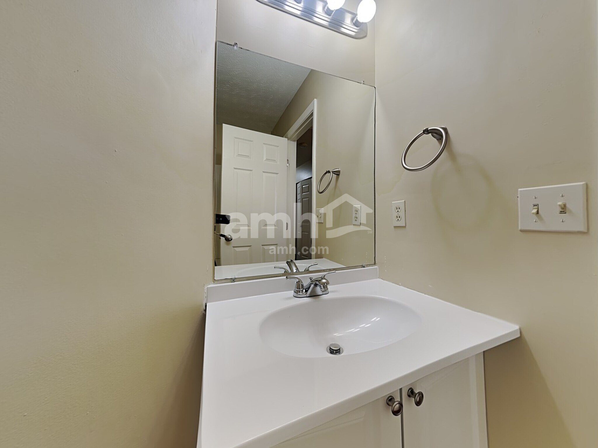 Building Photo - 3679 Shorewood Dr