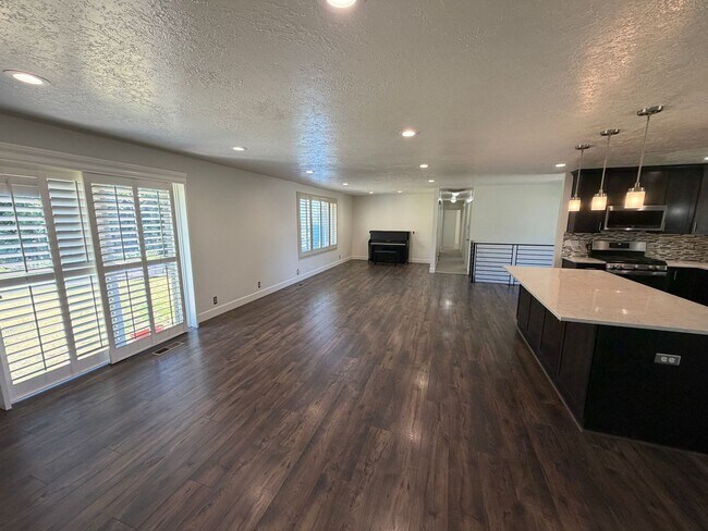Building Photo - Spacious 4 Bed, 2 Bath Home with Fenced Yard
