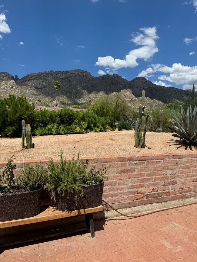 Building Photo - Sophisticated Catalina Foothills Sanctuary: Premium 3-Bedroom Townhome with 2-Car Garage
