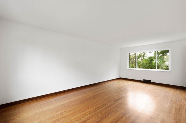 Building Photo - READY FOR MOVE IN! FULLY REMODELED 3-BEDRO...