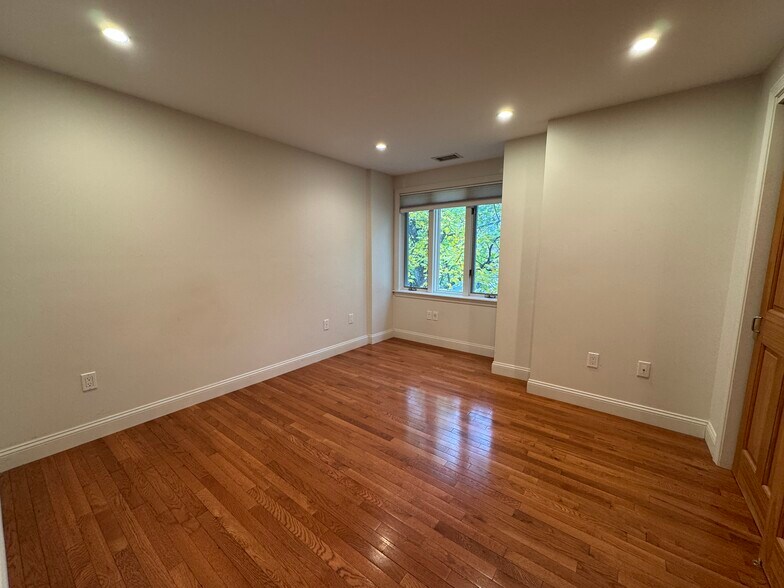 Building Photo - 195 Forest St