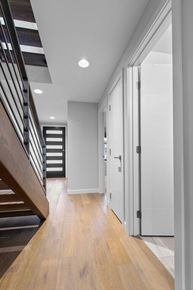 Building Photo - Stunning AIR CONDITIONED Alki Townhome w/ Rooftop Ocean View