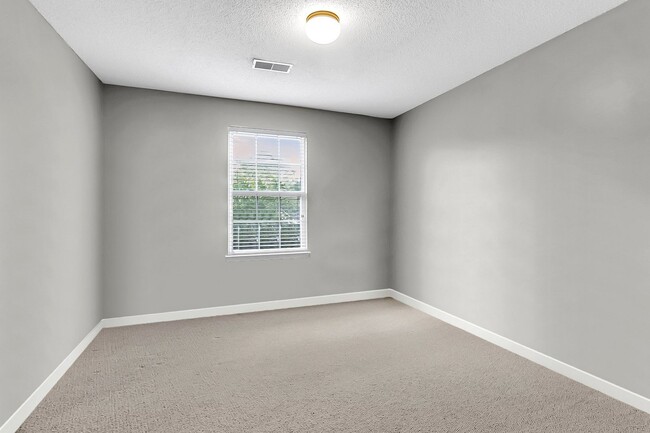 Building Photo - Spacious Townhome Prime Location!