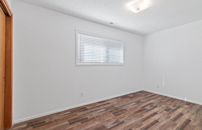Building Photo - 2 bed 1 bath Duplex unit in Milwaukie Hect...