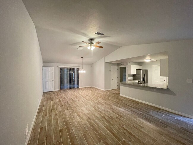 Building Photo - Beautiful Single Family Home! $2395/1085ft2-South Sarasota, 3-Bed/2-Bath, Fully Renovated: Annual...