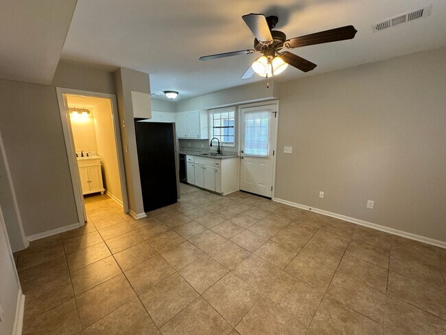 Building Photo - Excellent Location!  3 Bed 2.5 Bath Townhouse!