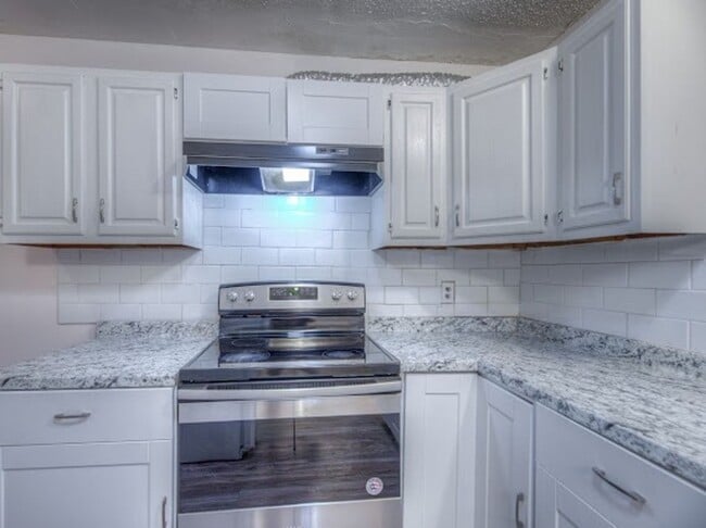 Building Photo - 2 Bedroom 1 Bath Duplex