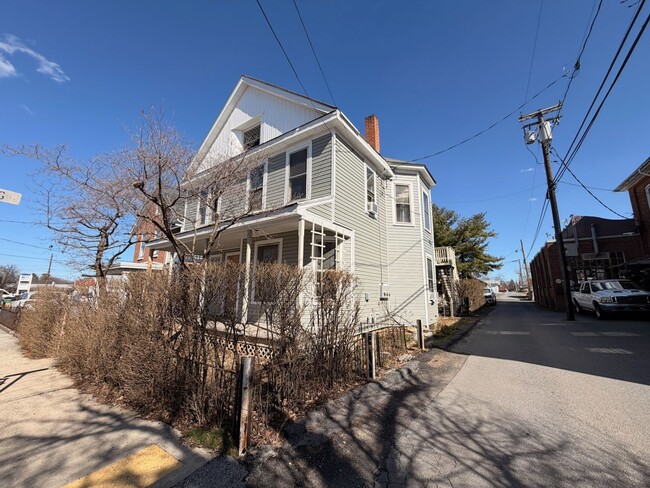 Building Photo - 136 S 4th St