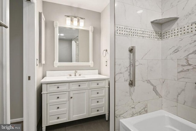 Building Photo - 2514 S Walter Reed Dr