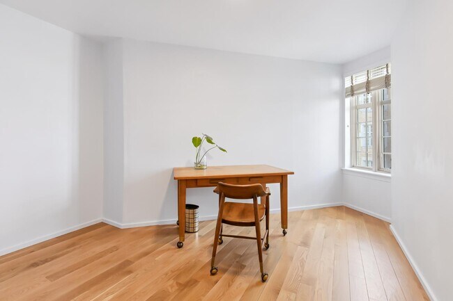 Building Photo - 1525 N Front St