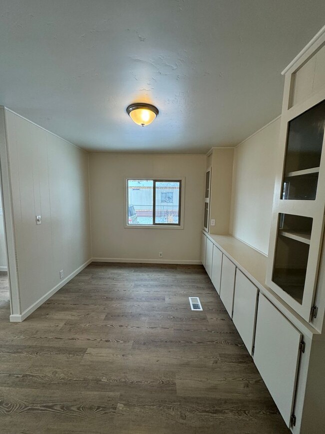 Building Photo - Newly renovated 3 bed 2 bath