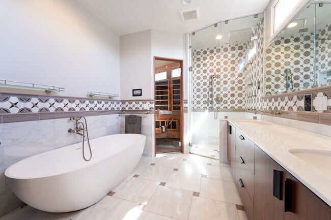 Building Photo - 6 Bed 5 Bath House with Fully Converted Co...