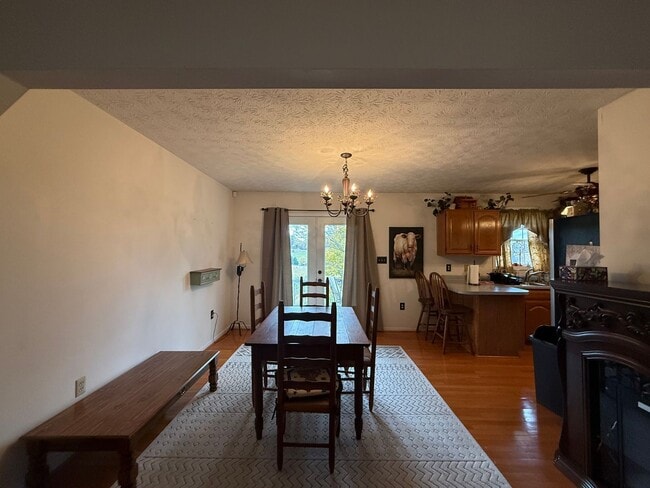 Building Photo - 3 Bedroom 2 Bathroom Fully Furnished Home ...