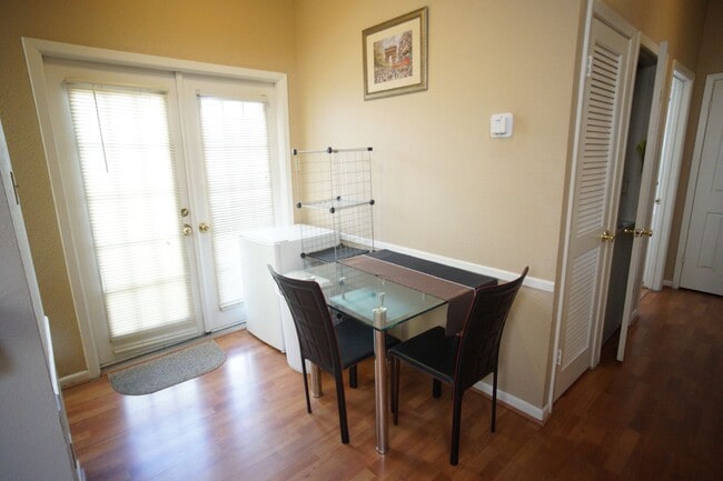 Building Photo - Quiet 2/2 Furnished Condo in West Campus