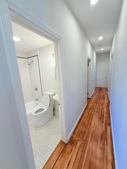 Building Photo - 172 Putnam Ave