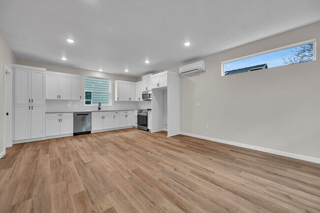Building Photo - Move In Special Up to 3 Months Free- Newbe...