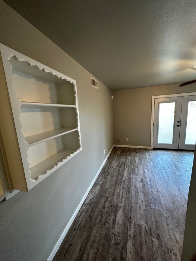 Building Photo - Great 3 bd/1.5 ba Home - Lots of Built-in Storage