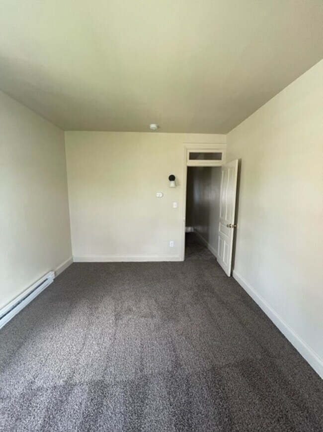 Building Photo - 3 Bedroom Single Family Home in Harrisburg!