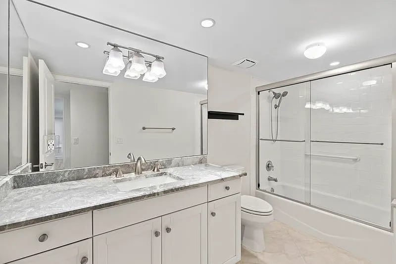 BATH RM #2 - 4600 Jimmy Buffett Mem Hwy