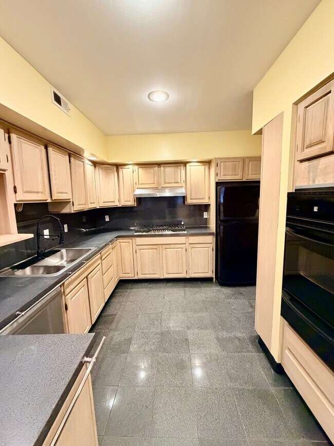 Building Photo - 3 bed 2.5 bath in Port Richmond with Garag...