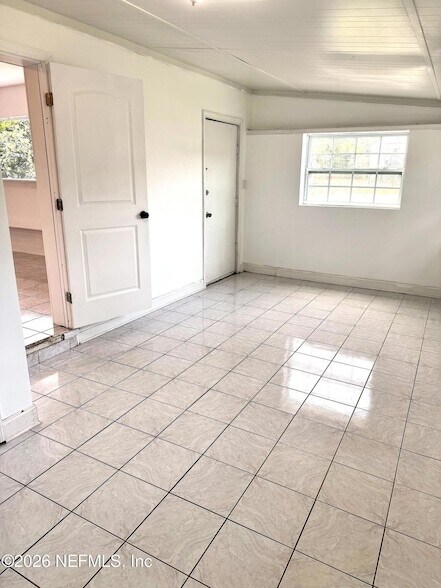 Building Photo - 2856 Beachwood Blvd