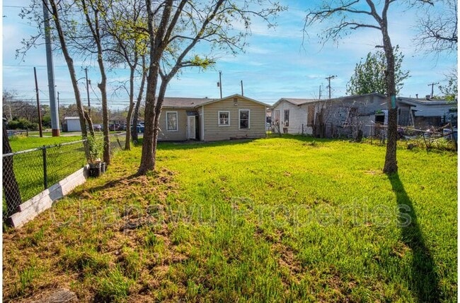 Building Photo - 819 Larry St