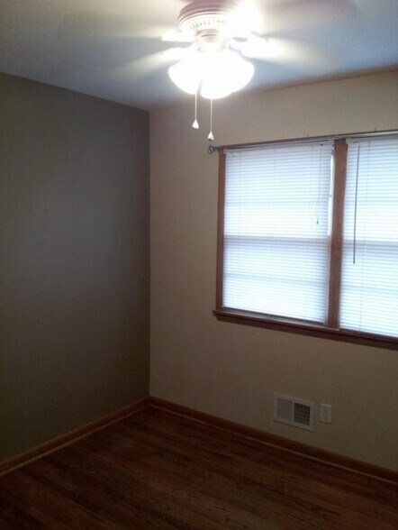 Building Photo - 2616 S 48th Ave