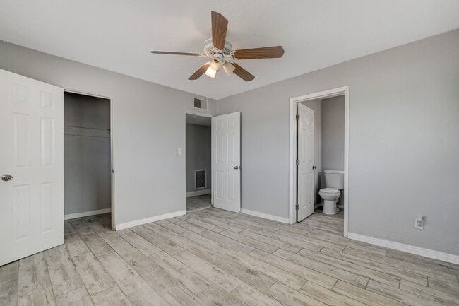 Building Photo - Duplex located in a Central Area of Las Vegas