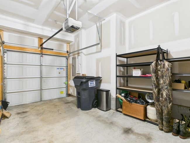 Building Photo - 6 Flatwater Row