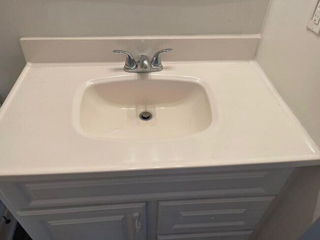 Building Photo - Modern 2-Bed, 1-Bath Oasis with Central Ai...