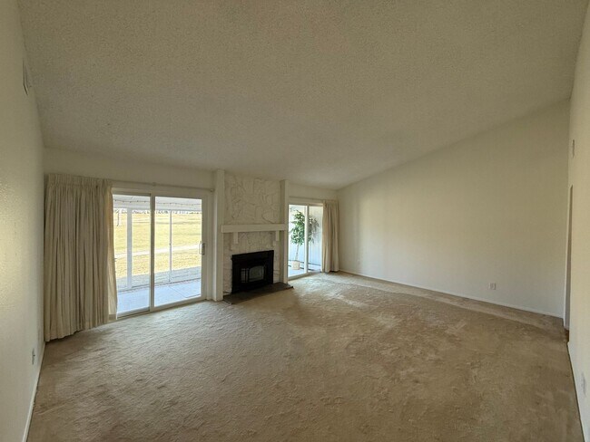 Building Photo - Spacious home right on the goldfcourse