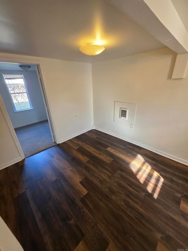 Building Photo - 916 N Poplar St