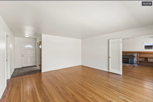 Building Photo - Light and Bright 3 Bedroom/ 2 Bath Home on...