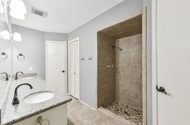 Building Photo - 5347 Lincoln Green Dr