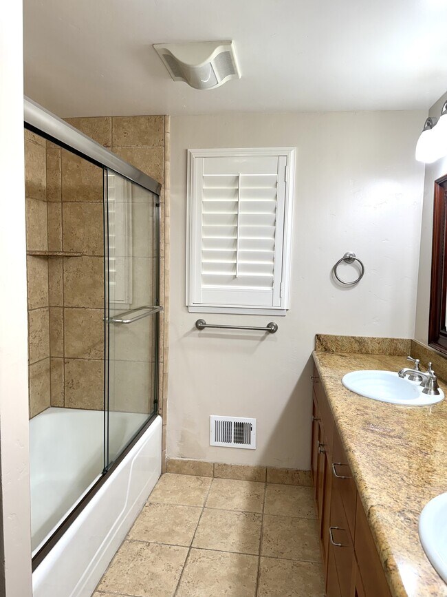 Building Photo - 1261 San Fernando Dr