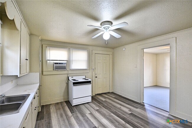 Building Photo - 875 Porter St